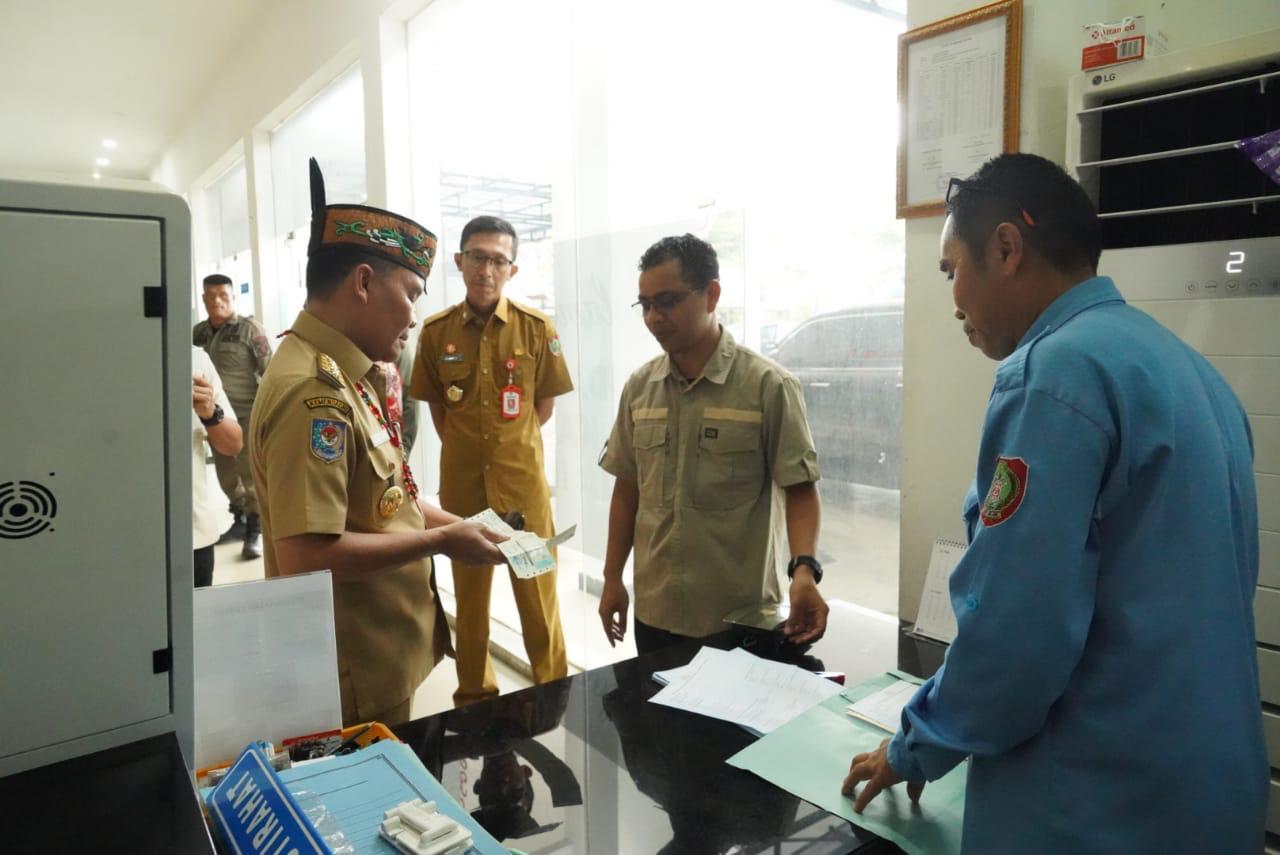 Gubernur Sidak ke Samsat Palangka Raya, Tegaskan Layanan Bebas Pungli