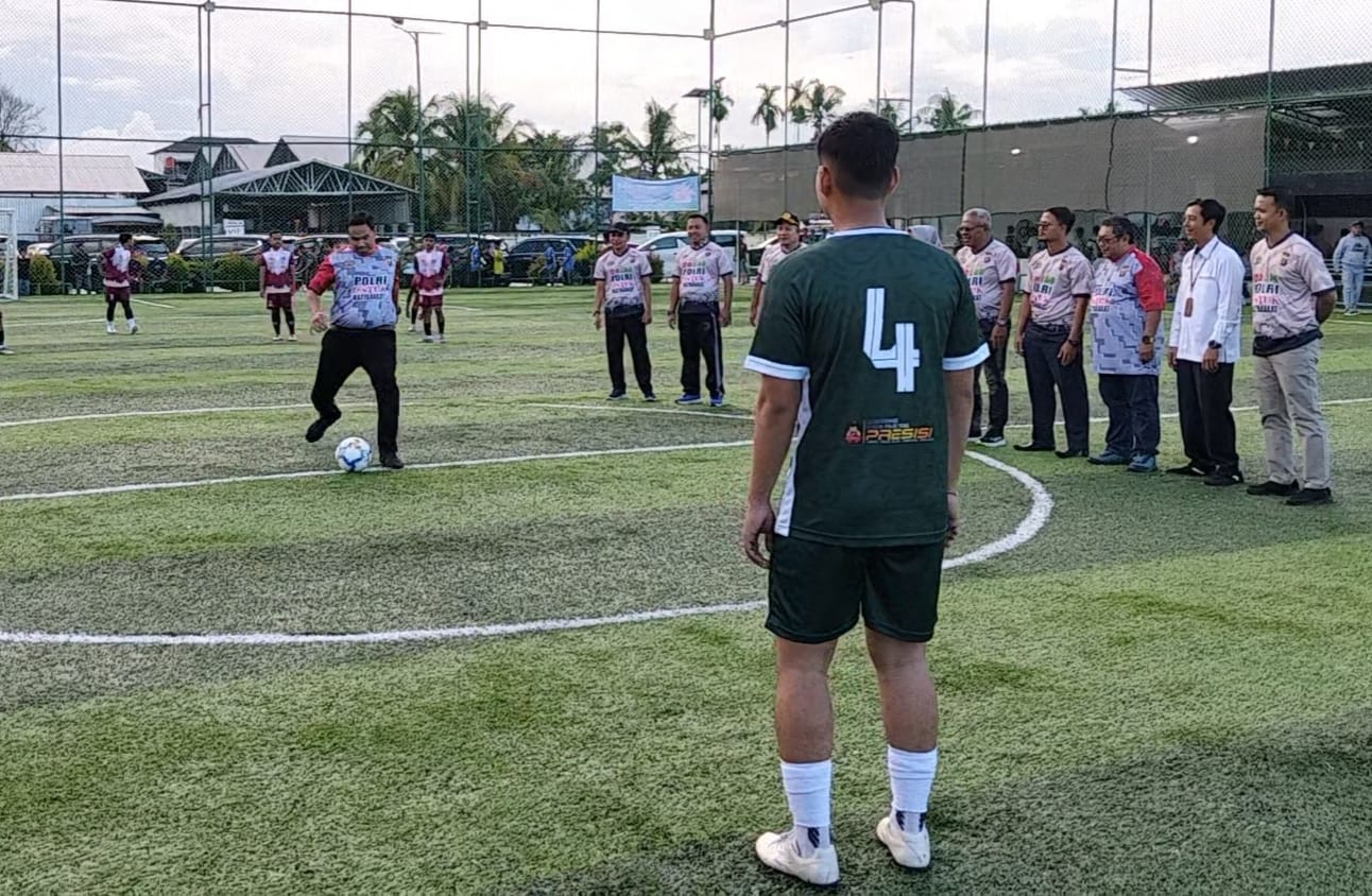 Kapolres Kobar Tendang Bola Awali Turnamen Mini Soccer Kapolres Cup HUT Bhayangkara ke-79