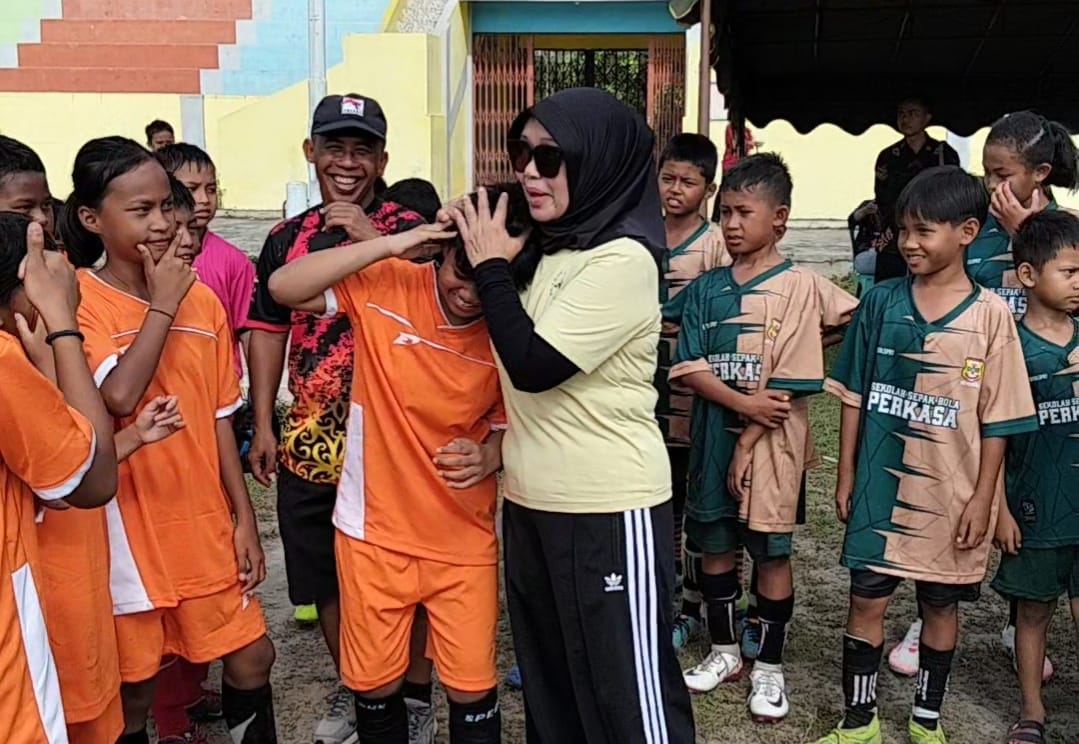 Kedekatan Hj Fatmawati dengan Atlet Usia Dini Tuai Dukungan Orang Tua