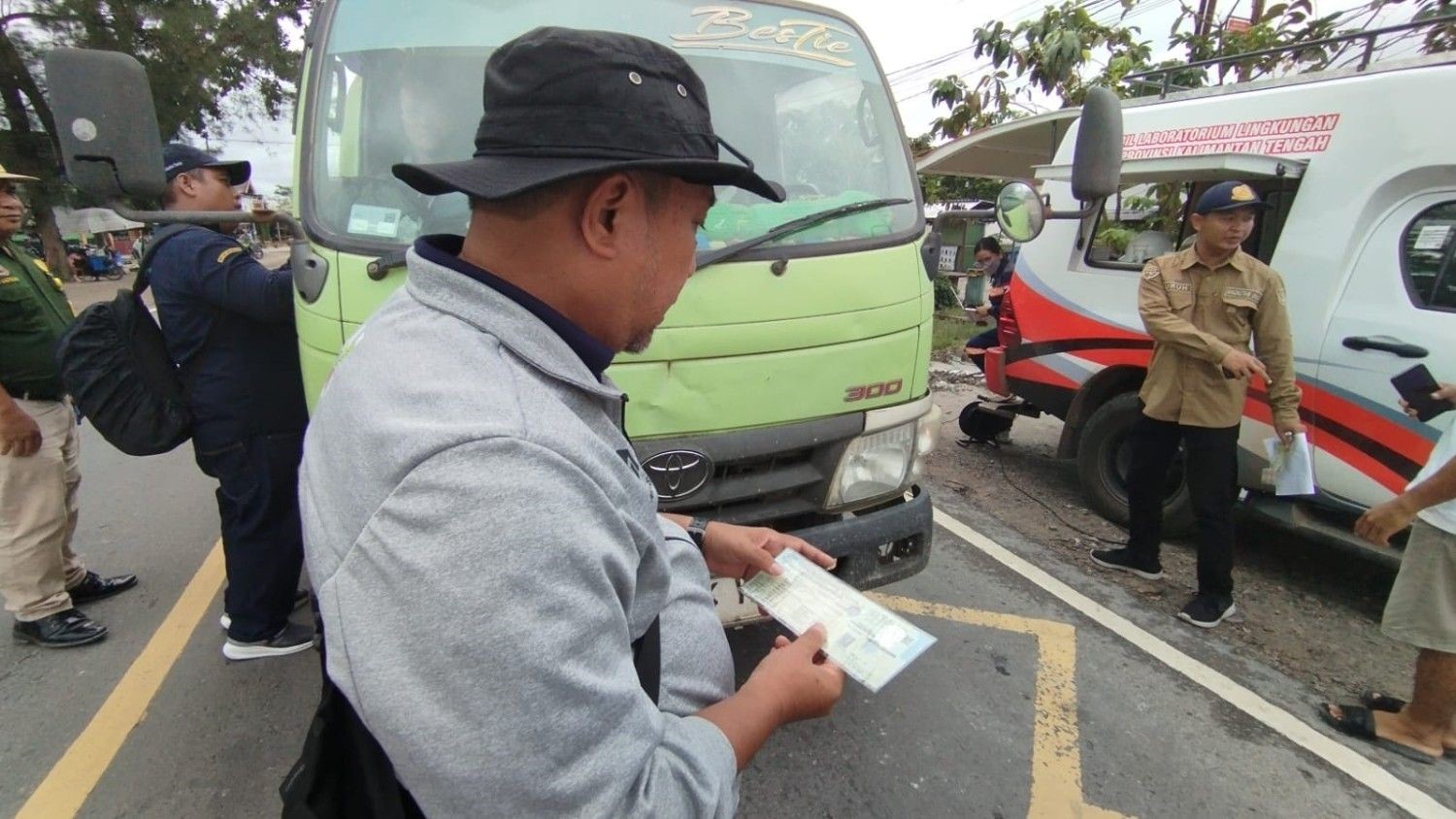 DLH Kalteng Lakukan Uji Emisi Kendaraan ODOL di Kotawaringin Barat