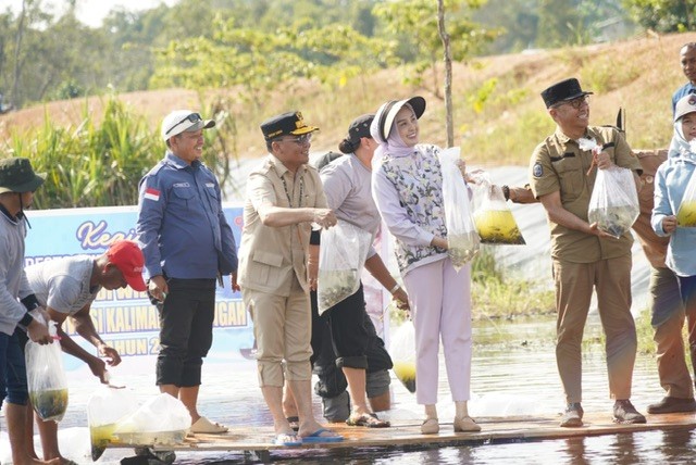 Restocking di Danau Asam, Upaya Pemprov Jaga Ekosistem dan Ekonomi Warga