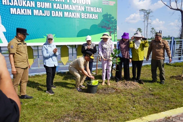 Pemprov Kalteng Tanam Pohon di Danau Asam, Dorong Pelestarian Lingkungan