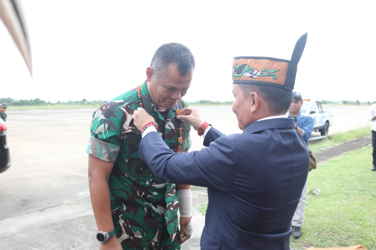 Gubernur Kalteng Sambut Wakasad dengan Adat Dayak, Tegaskan Komitmen Sinergi TNI dan Pemda