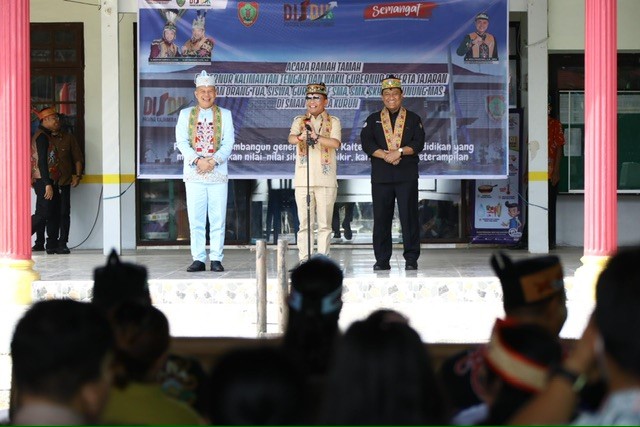 4.000 Paket Sembako Dibagikan Gratis, Gubernur Agustiar Soroti Konektivitas Gunung Mas