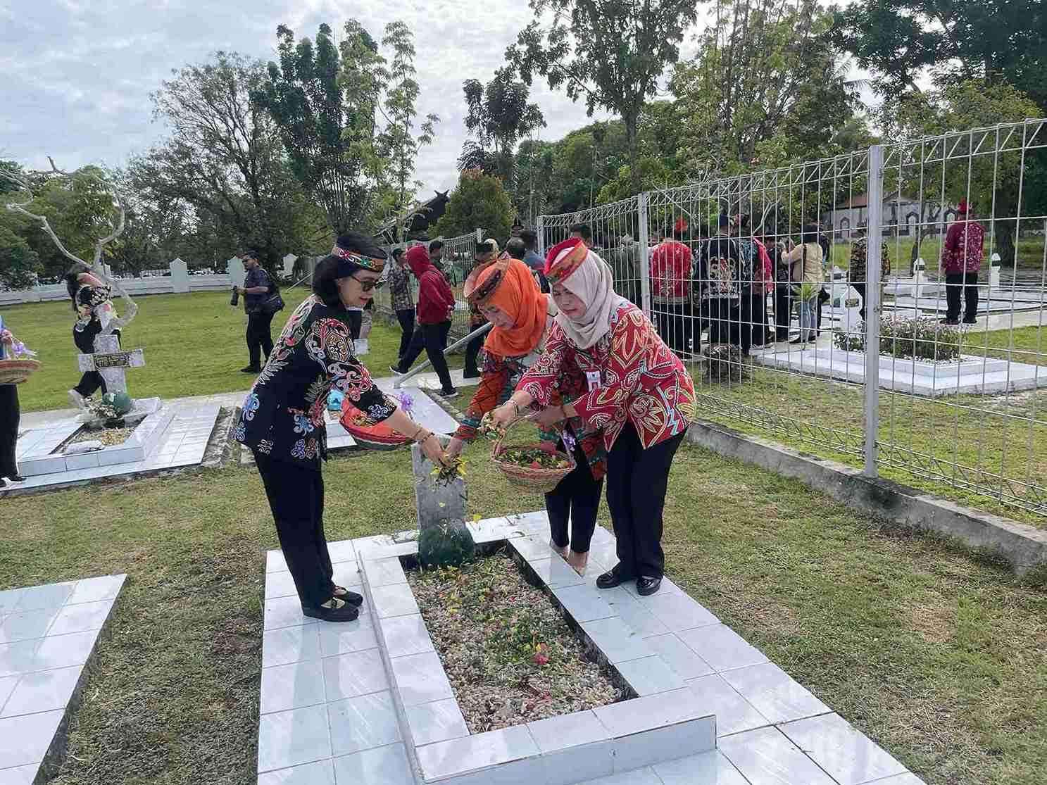 Kepala BKD Dampingi Gubernur pada Upacara Ziarah dan Tabur Bunga Hari Jadi ke‑68 Kalteng