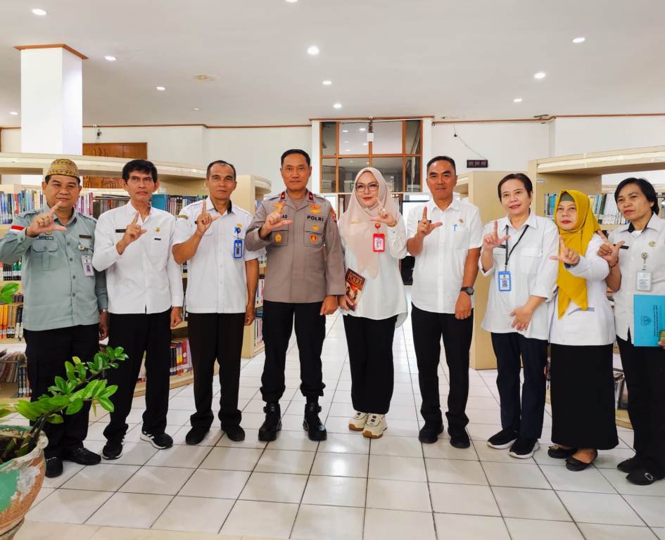 Wakapolda Kalteng Serahkan Buku Karyanya ke Dinas Perpustakaan dan Arsip Provinsi