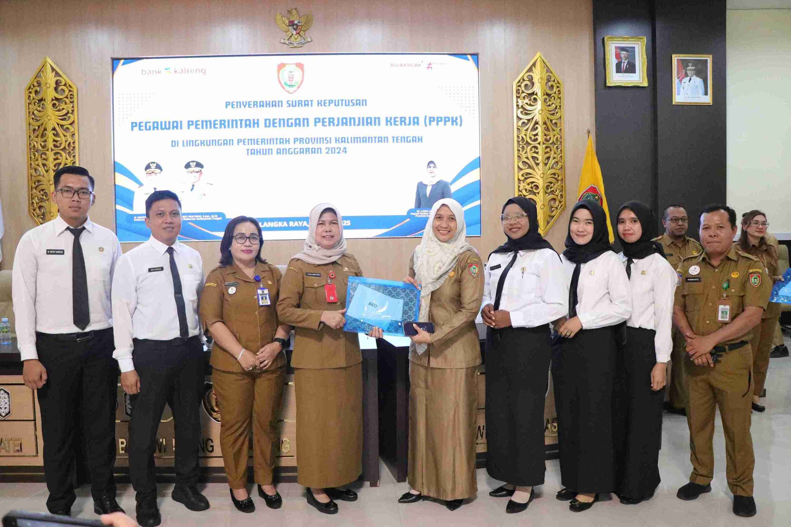 BKD Kalteng Serahkan SK PPPK Tahap I Tahun 2024, Tekankan Profesionalisme Aparatur