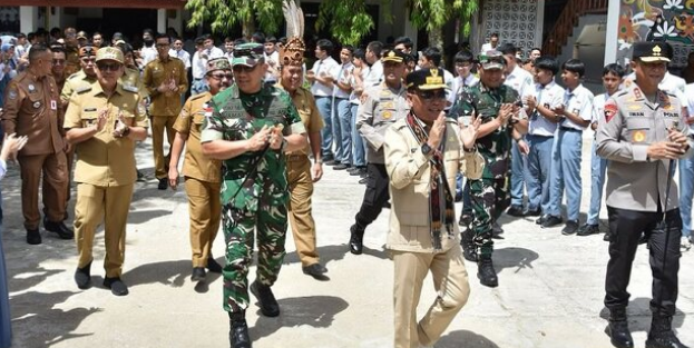 Kunjungi SMAN 1 Muara Teweh, Gubernur Kalteng Sampaikan Pentingnya Sistem Pembelajaran Hybrid
