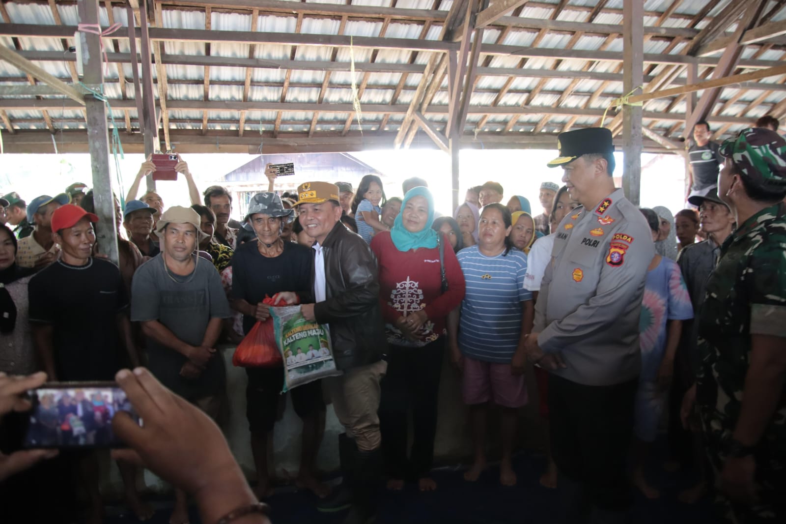 Gubernur Tinjau Lokasi Banjir di Barsel, Pastikan Semua Bantuan Tersalurkan