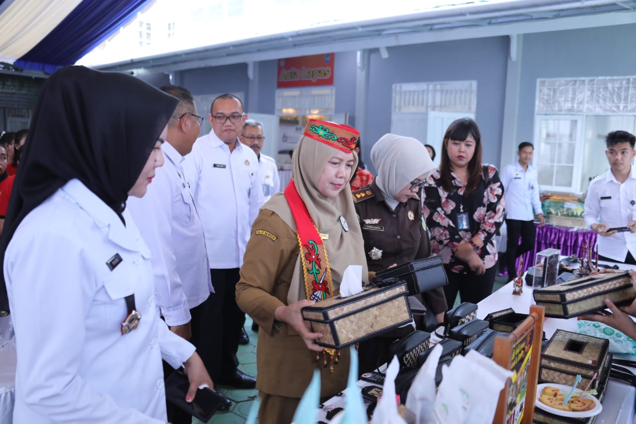 Hari Bhakti Pemasyarakatan ke-61, Asisten Ekbang Kalteng Apresiasi Produk Warga Binaan Lapas