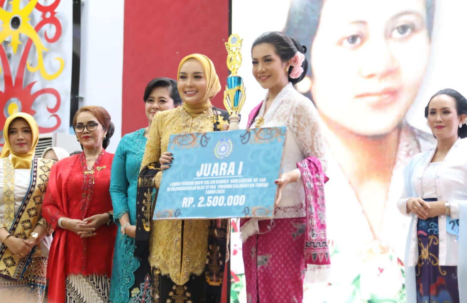 Fashion Show Kebaya Hiasi Peringatan Hari Kartini di Kalteng