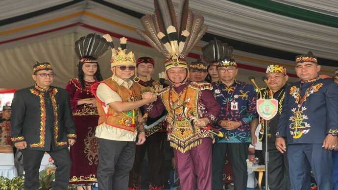 Zulkifli Hasan Dianugerahi Gelar Adat Dayak, Gubernur Kalteng: Sosok Bijak dan Visioner