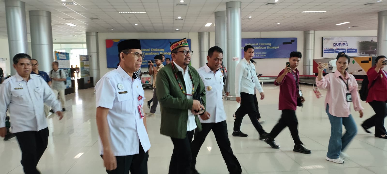 Qodari Kunjungi Kalteng, Dapat Sambutan Hangat dan Kalung Batu Khas Dayak