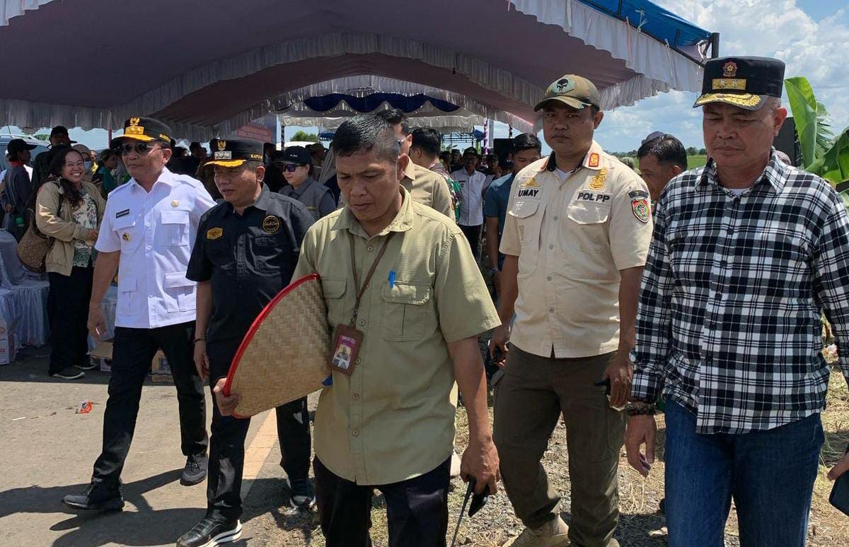 Satpol PP Kalteng Kawal Kelancaran Panen Raya Padi di Desa Pantik