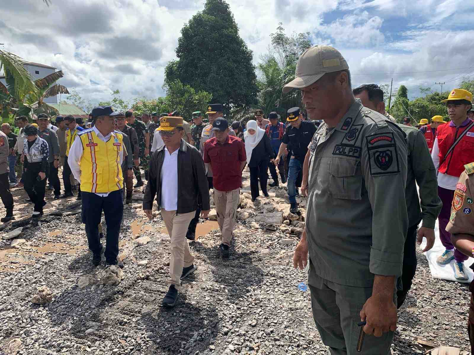 Tanggap Bencana, Satpol PP Kalteng Kawal Gubernur Salurkan Bantuan ke Warga Barsel