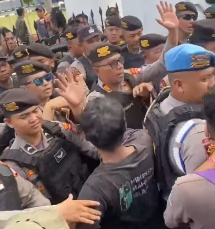 Viral! Oknum Polisi Diduga Pukul Mahasiswa Saat Demo di DPRD Kalteng