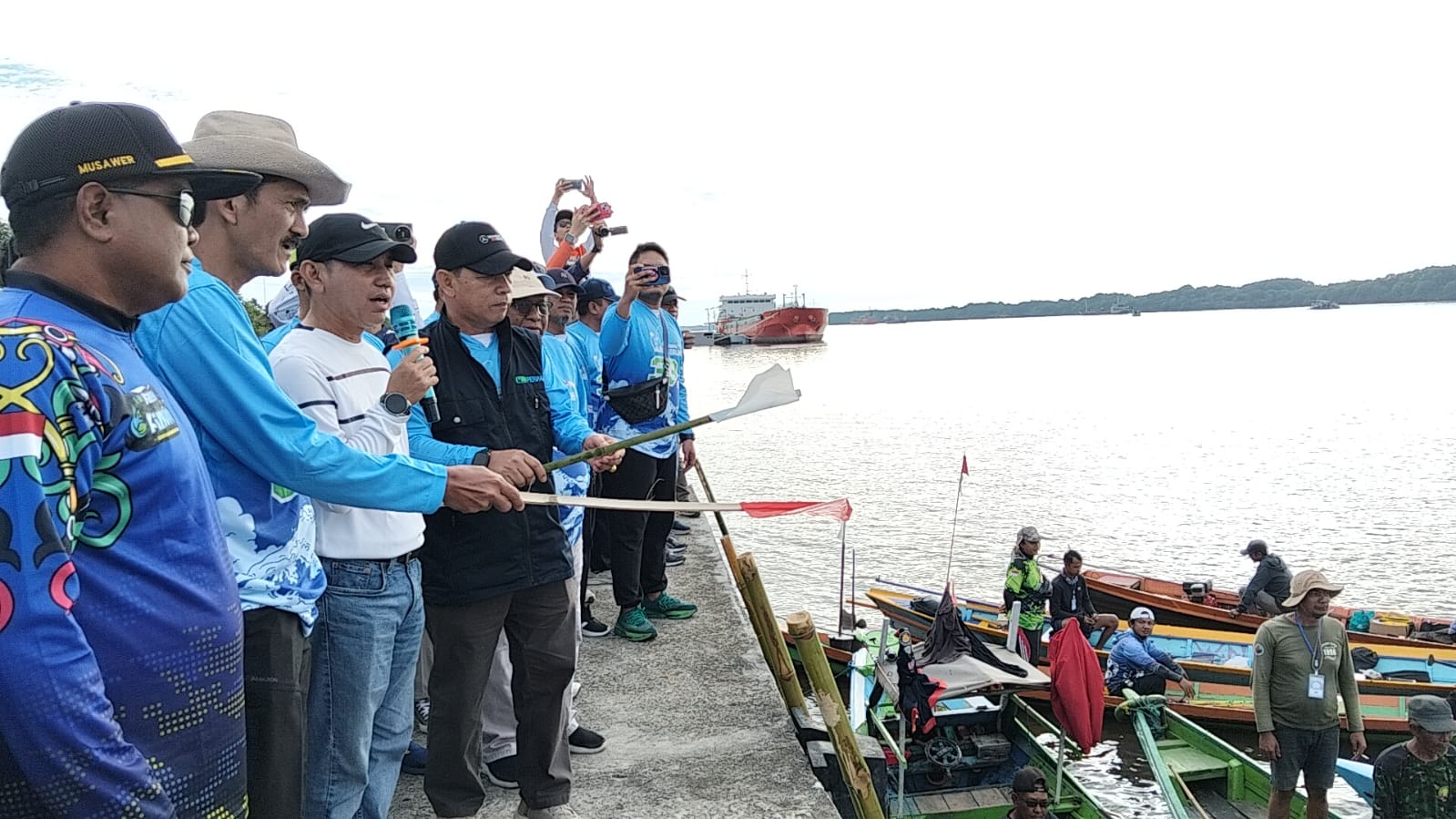 Ratusan Pemancing Meriahkan Lomba Udang Galah di Sungai Kumai pada HUT ke-33 Perumdam Tirta Arut