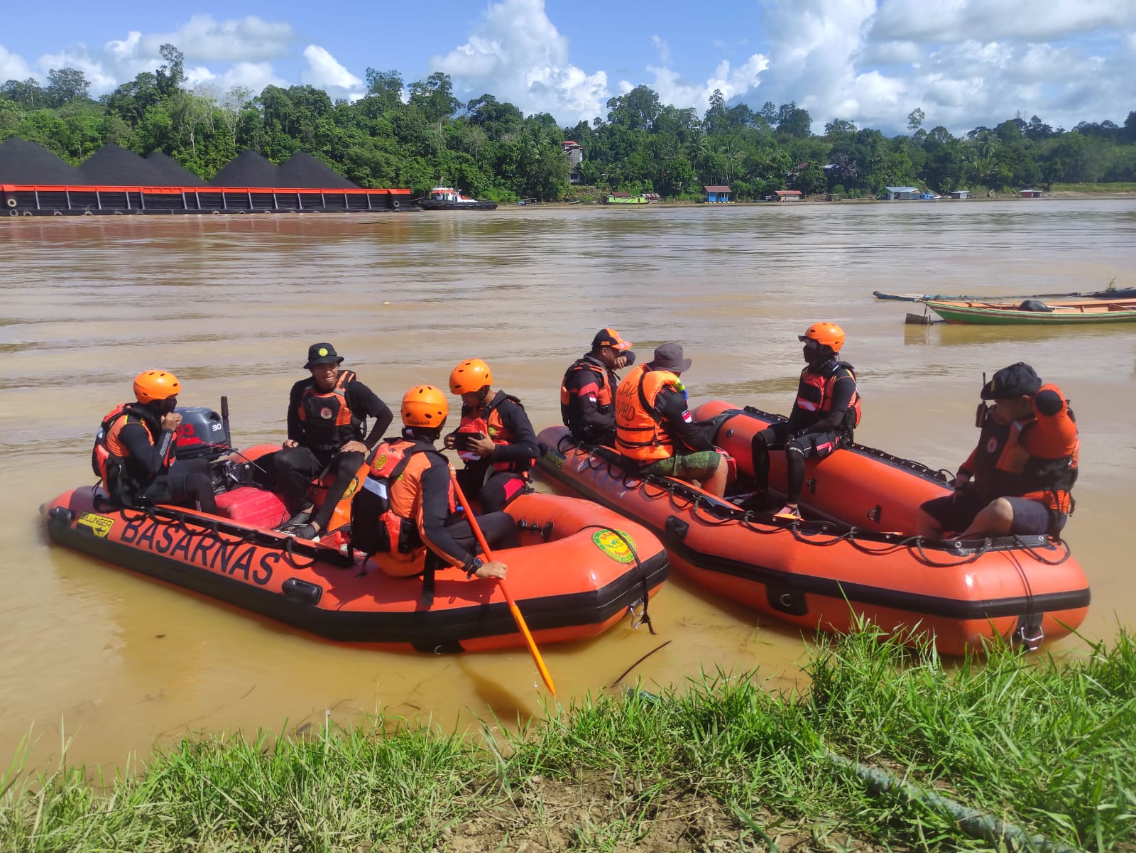 Kapal Motor Tertabrak Tongkang di Sungai Barito, 3 Penumpang Masih Hilang
