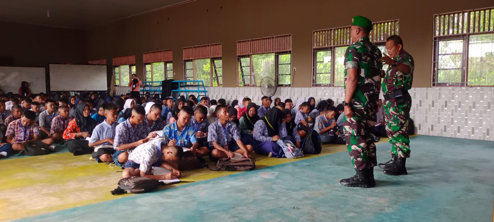 Wujudkan Generasi Disiplin, Danramil Katingan Hilir Latih PBB Siswa Baru SMA Negeri 1 Kasongan