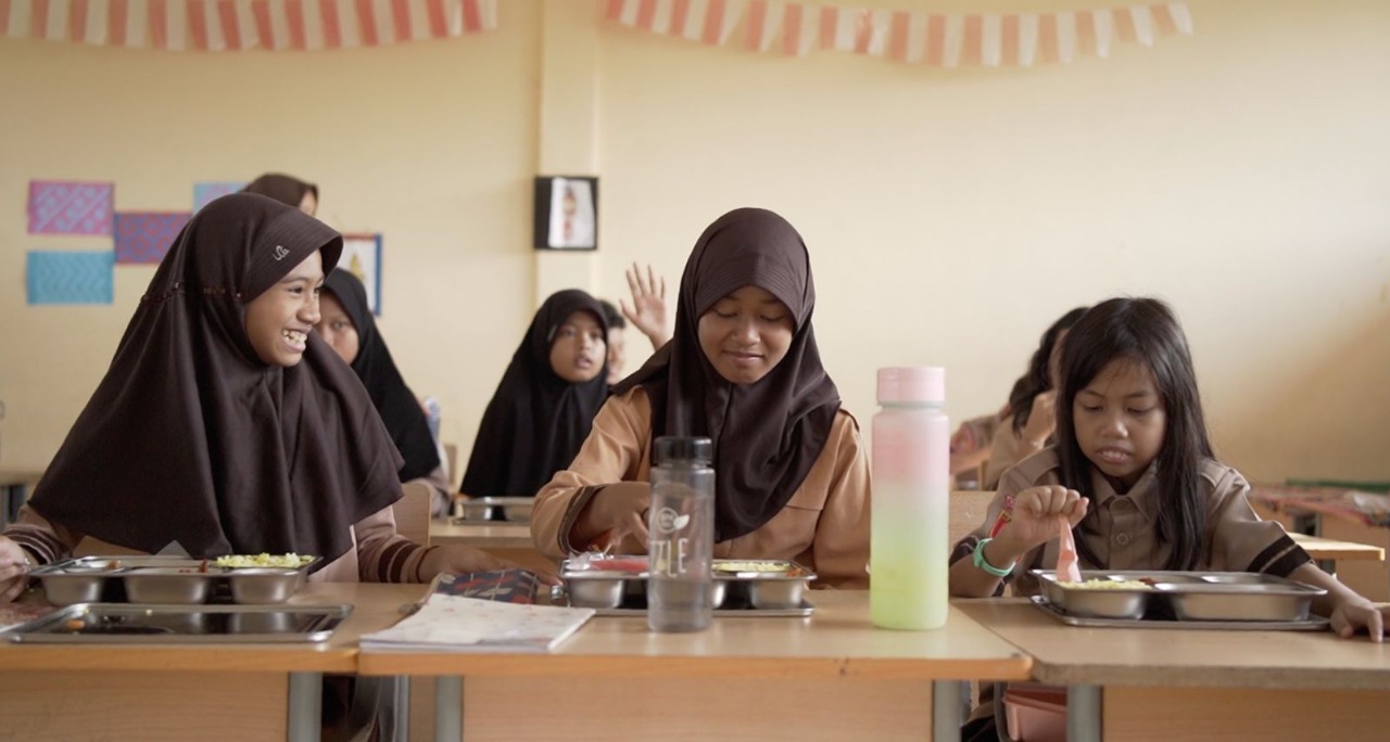 Makan Bergizi Gratis Disambut Antusias Siswa SDN 1 Menteng Palangka Raya