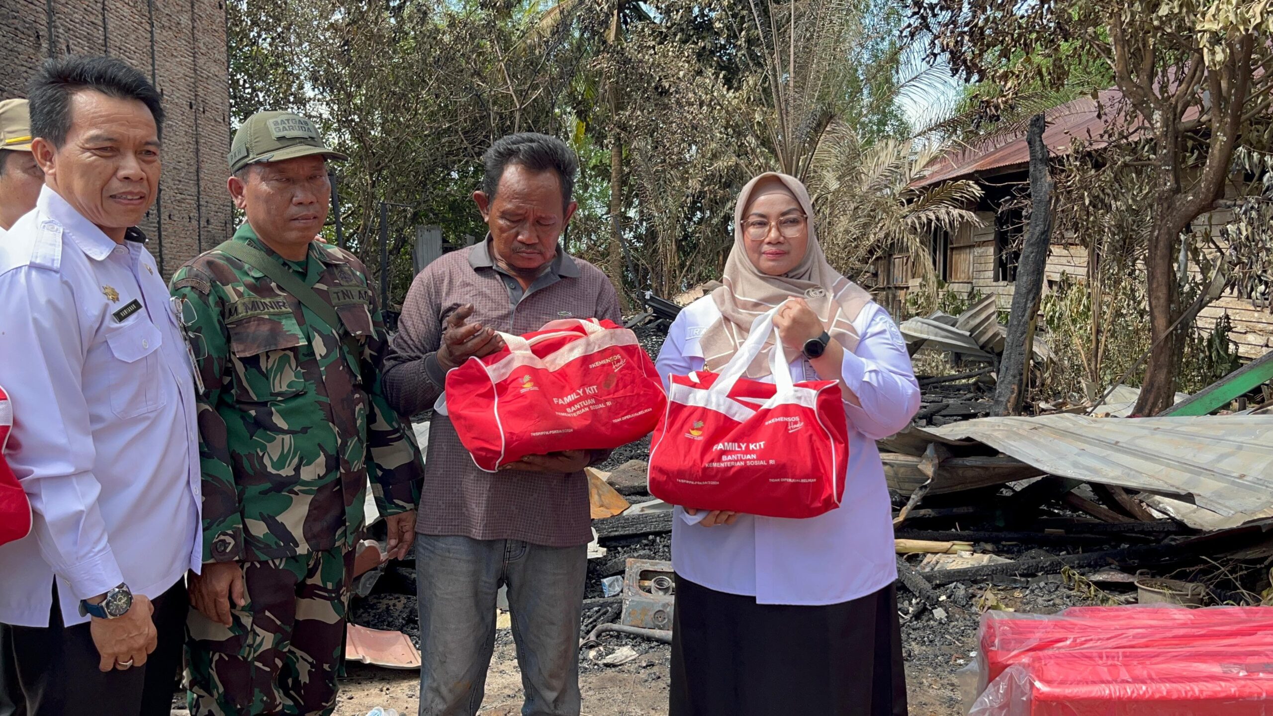 Wabup Kotim Salurkan Bantuan untuk Korban Kebakaran di Desa Bapanggang Raya