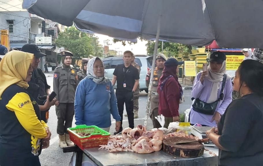 Bupati Nurhidayah Tegur Pedagang yang Gunakan Trotoar untuk Berjualan