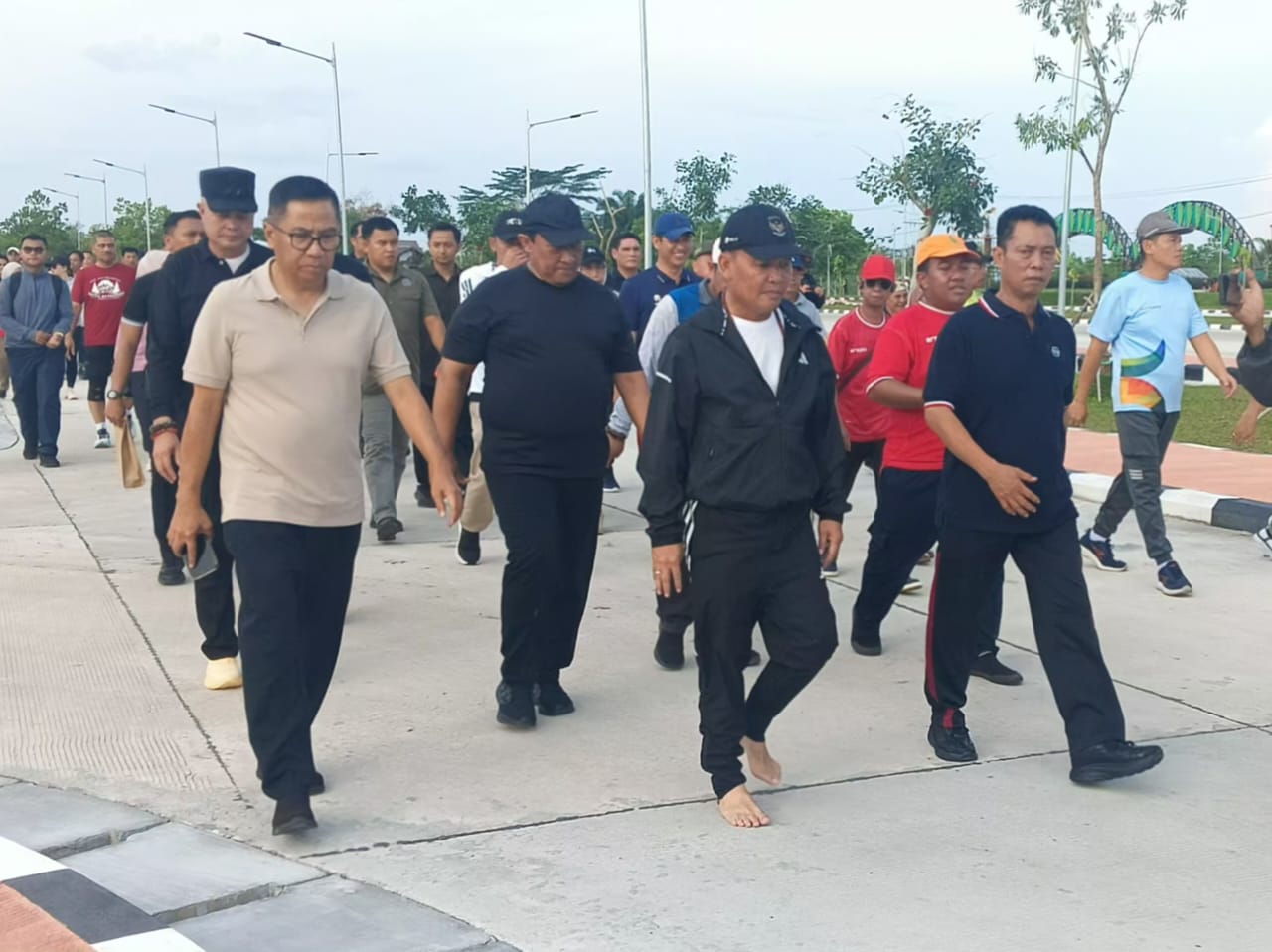 Dekatkan Diri ke Rakyat, Gubernur Agustiar Joging Sore dan Dengarkan Keluhan Warga