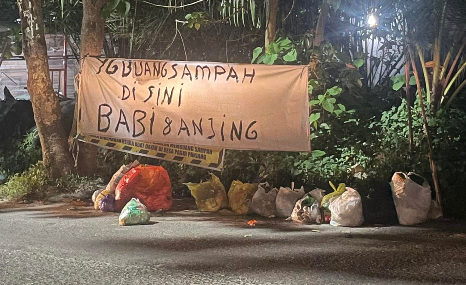 Spanduk Keras Tak Bikin Jera Buang Sampah Sembarangan di Pasir Panjang, DLH Bakal Gandeng Satpol PP