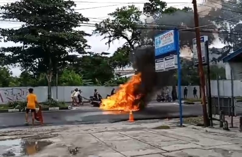Baru Isi Pertalite, Motor Terpeleset dan Langsung Terbakar di Depan SPBU Jalan Diponegoro