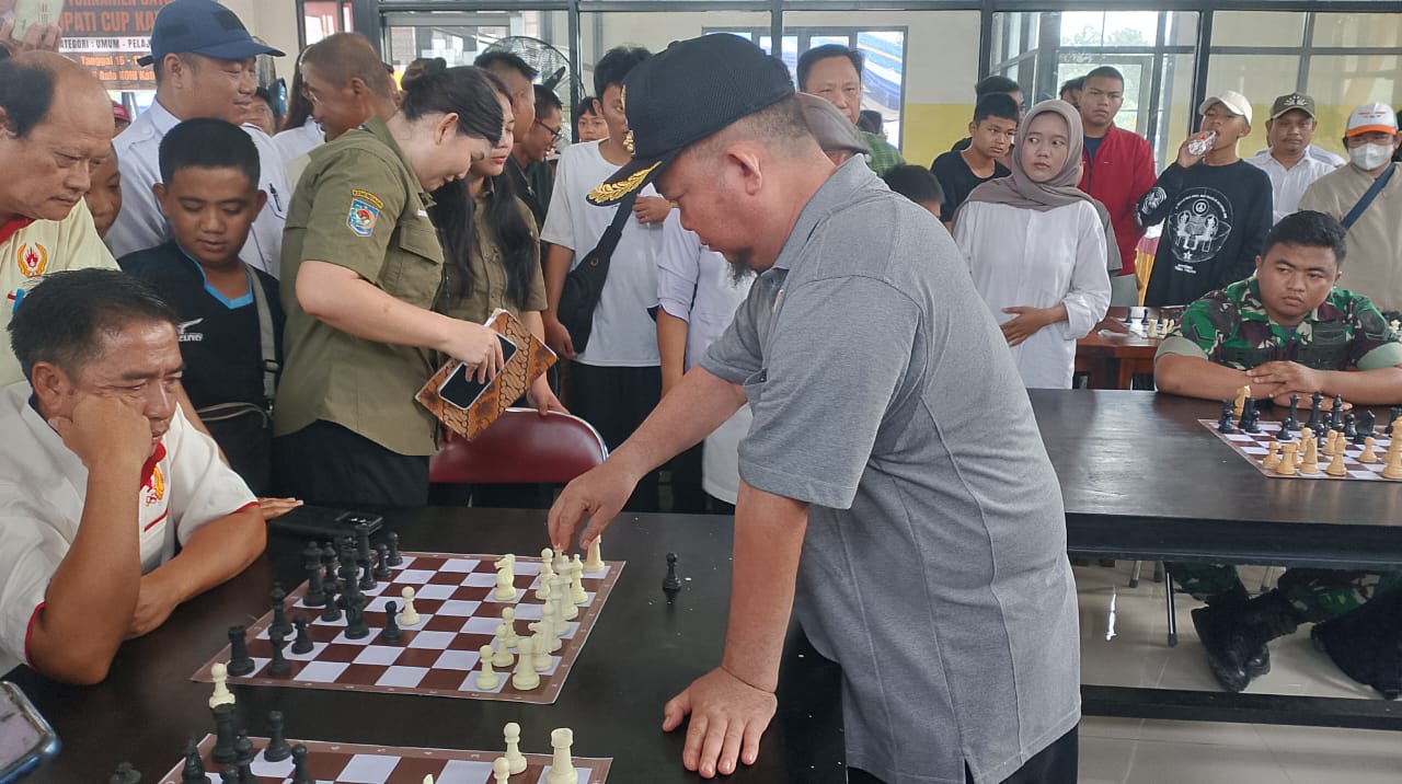 Lawan Enam Orang Sekaligus, Bupati Saiful Buktikan Skill Caturnya Tak Bisa Diremehkan