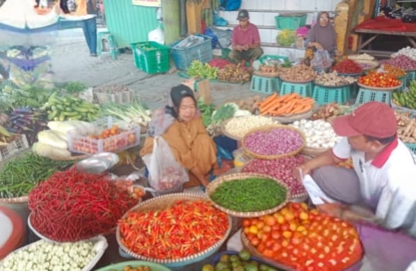 Pasar Kobar Bergejolak di Akhir Juli 2025: Harga Cabai Anjlok, Bawang Meroket
