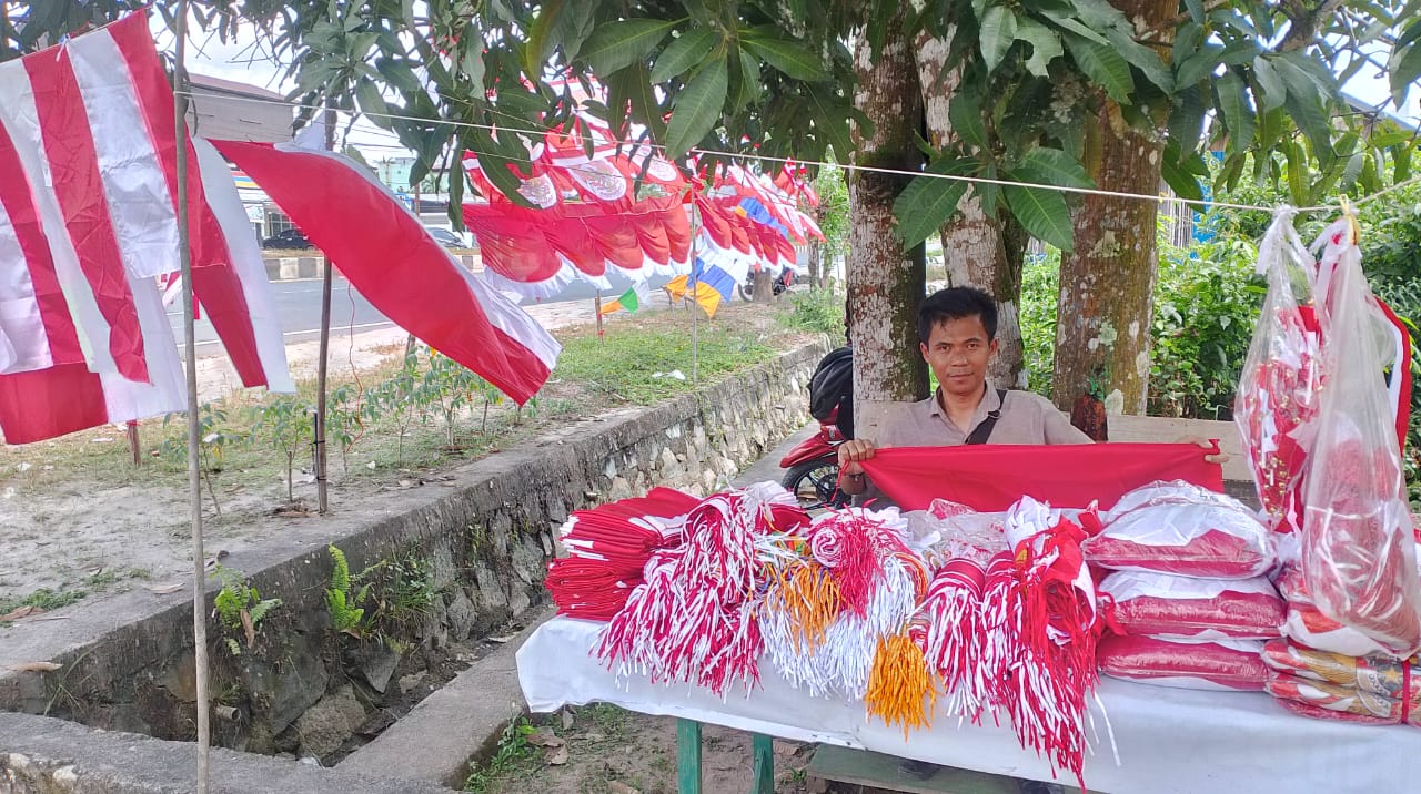 Menjelang HUT RI ke-80, Penjual Bendera di Katingan Keluhkan Sepinya Pembeli