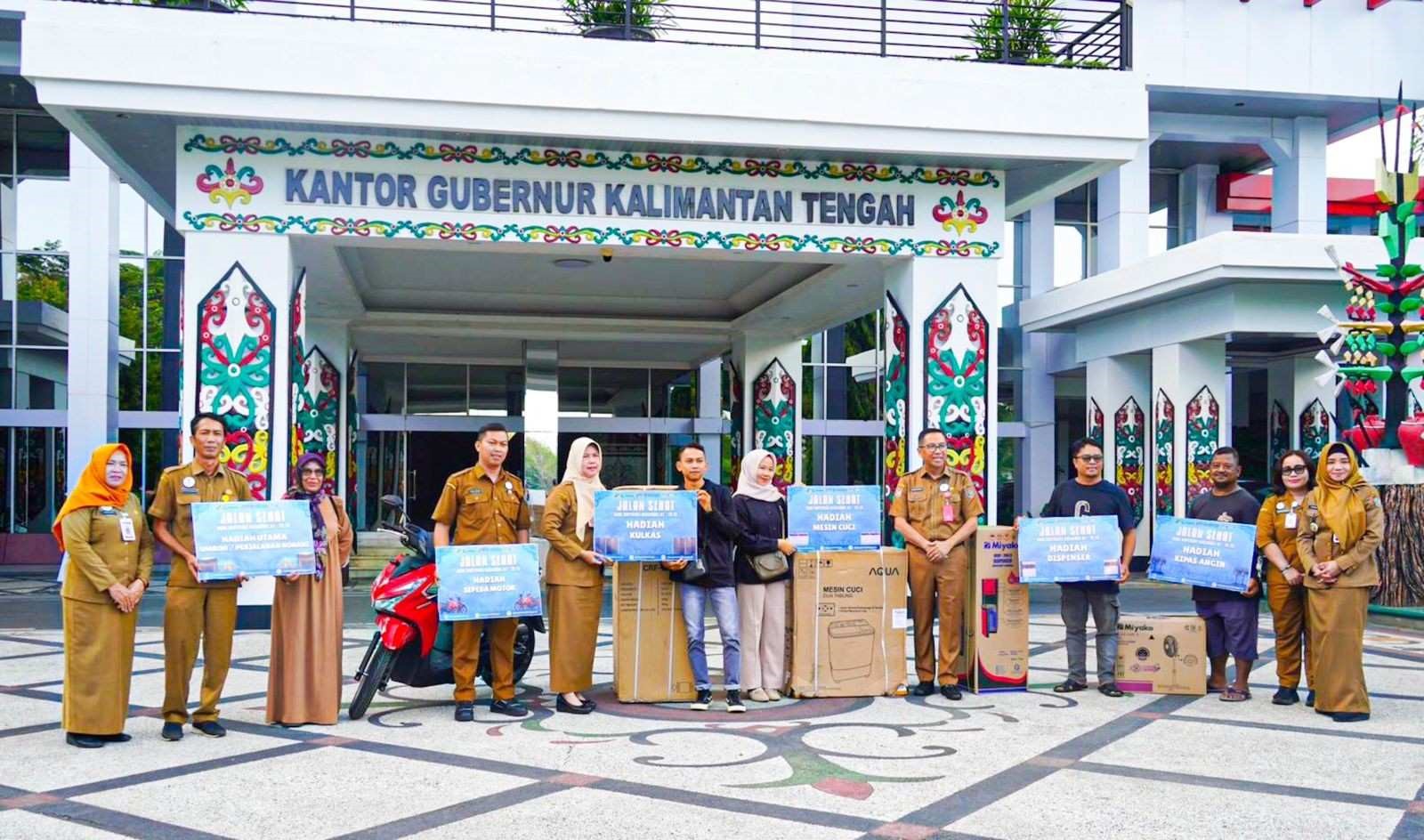 Rayakan Harkopnas ke-78, Pemprov Kalteng Serahkan Hadiah Jalan Sehat di Halaman Kantor Gubernur