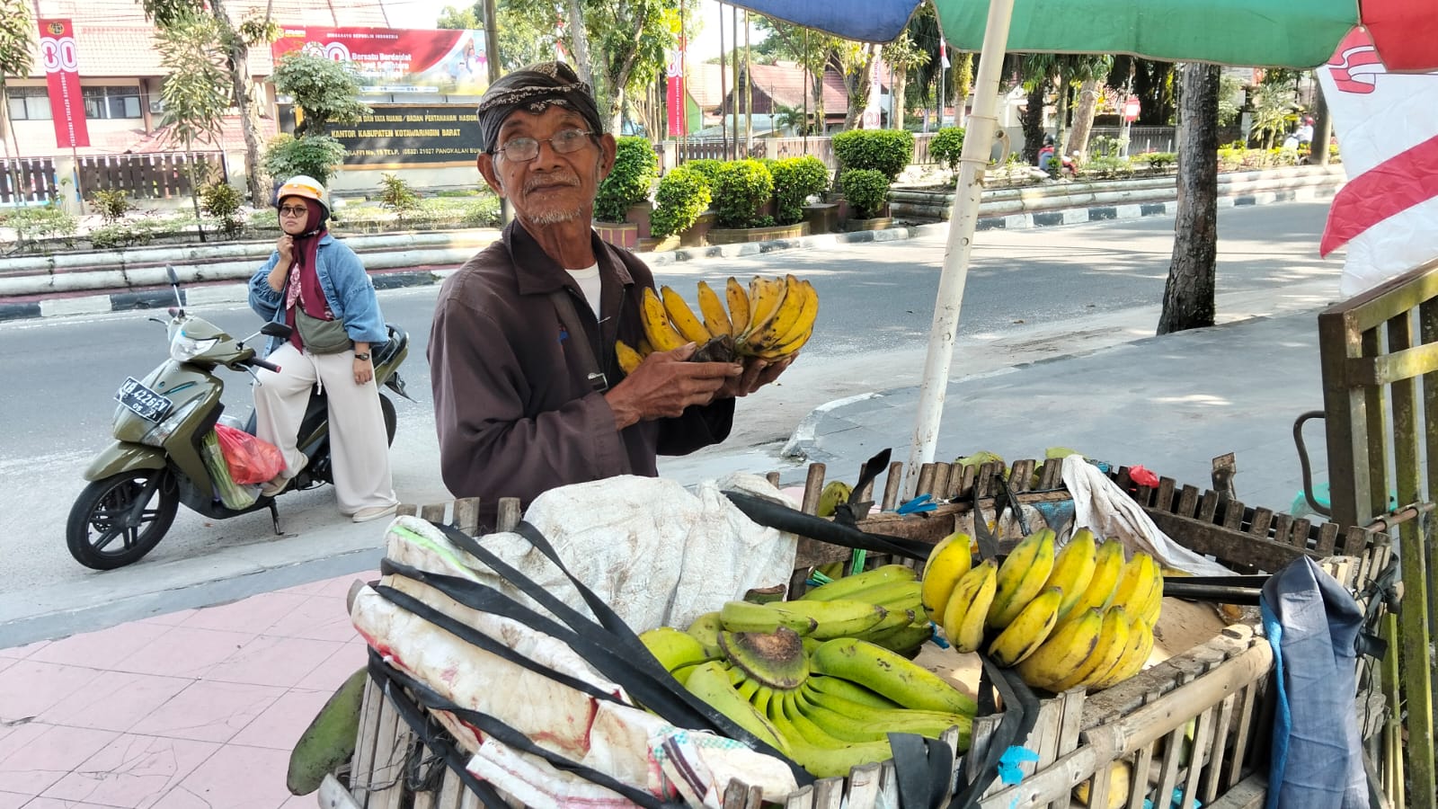 Tak Pernah Lelah Mengayuh Hidup: Kakek Nasir Tetap Semangat Jualan Pisang Selama 29 Tahun
