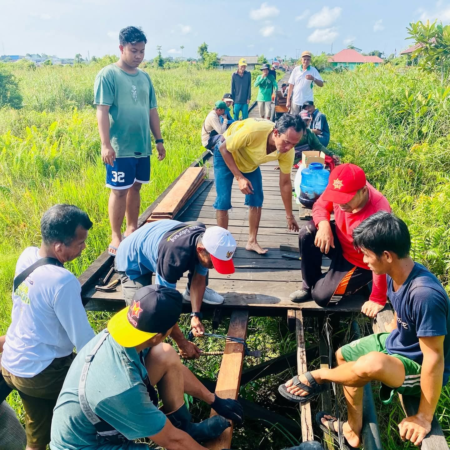 Warga Raja Seberang Kompak Perbaiki Jalan Lewat ‘Gawe Gora’