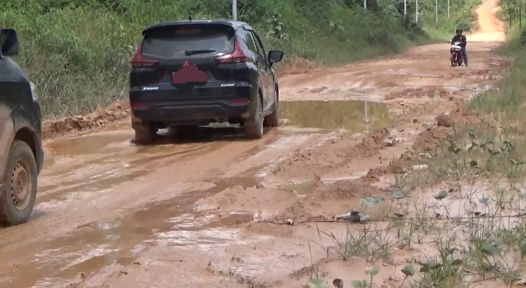 Jalan Penghubung 11 Desa Rusak, Warga Arut Utara Tagih Janji Perbaikan
