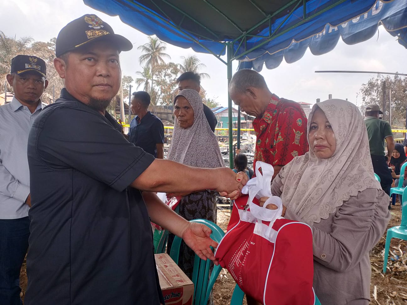 Bupati Saiful Temui Warga Terdampak Kebakaran di Tasik Payawan
