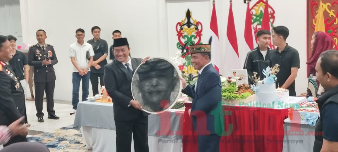 Syukuran Ulang Tahun ke-53, Gubernur Kalteng Disambut Doa dan Hadiah Lukisan Unik