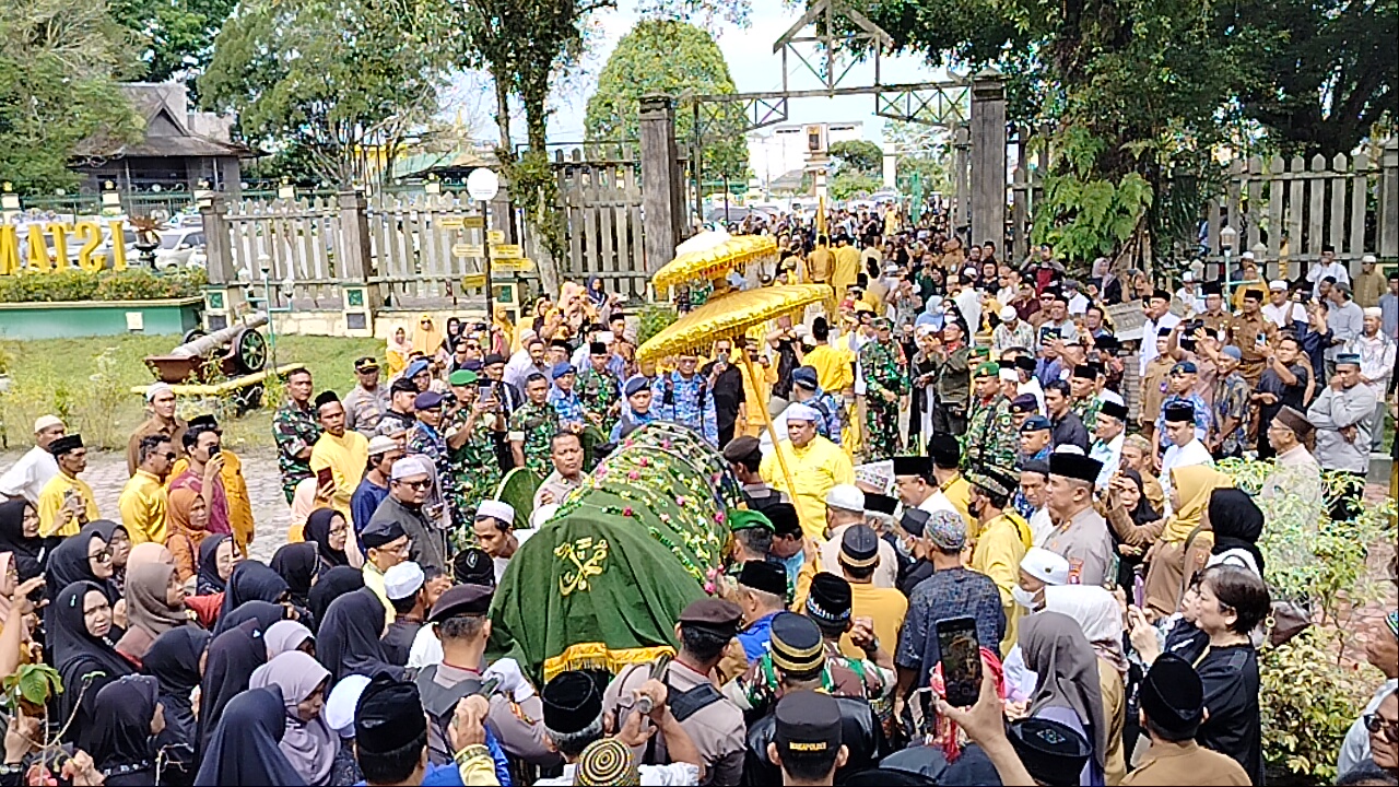 Bupati Nurhidayah dan Ribuan Warga Iringi Pemakaman Pangeran Muasjidinsyah