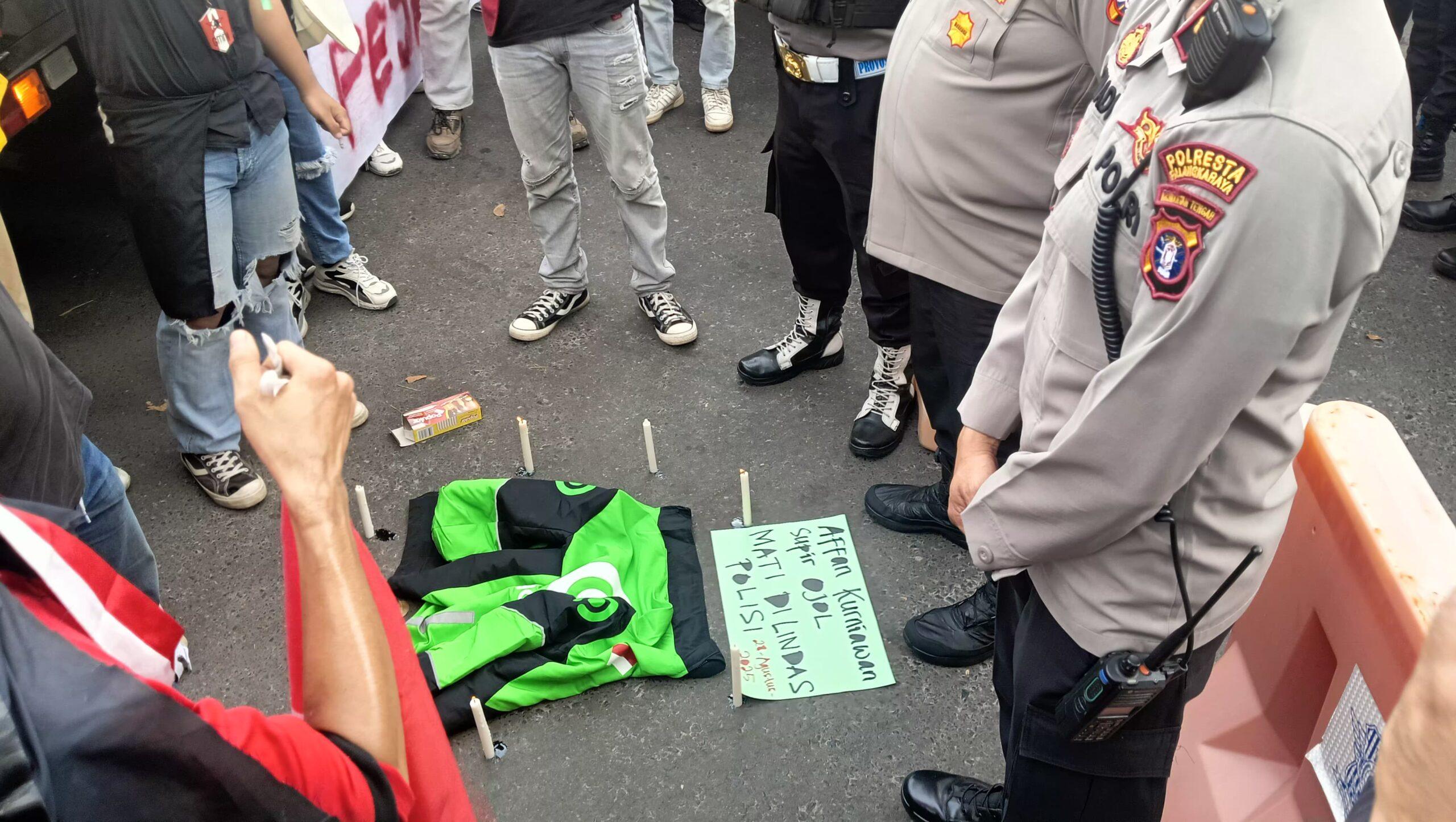 Kenang Affan Kurniawan, Massa Rekontal Gelar Aksi Lilin dan Jaket Hijau di Polda Kalteng