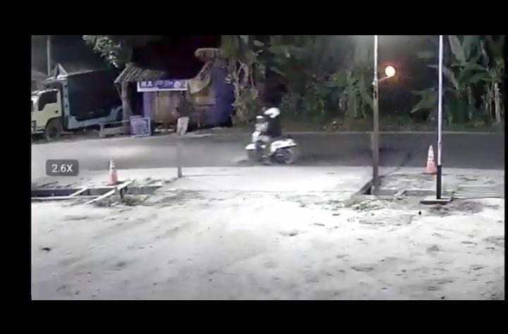 Curi Tabung Gas Milik Pedagang UMKM di Telaga Baru, Aksi Tiga Pria Misterius Terekam CCTV