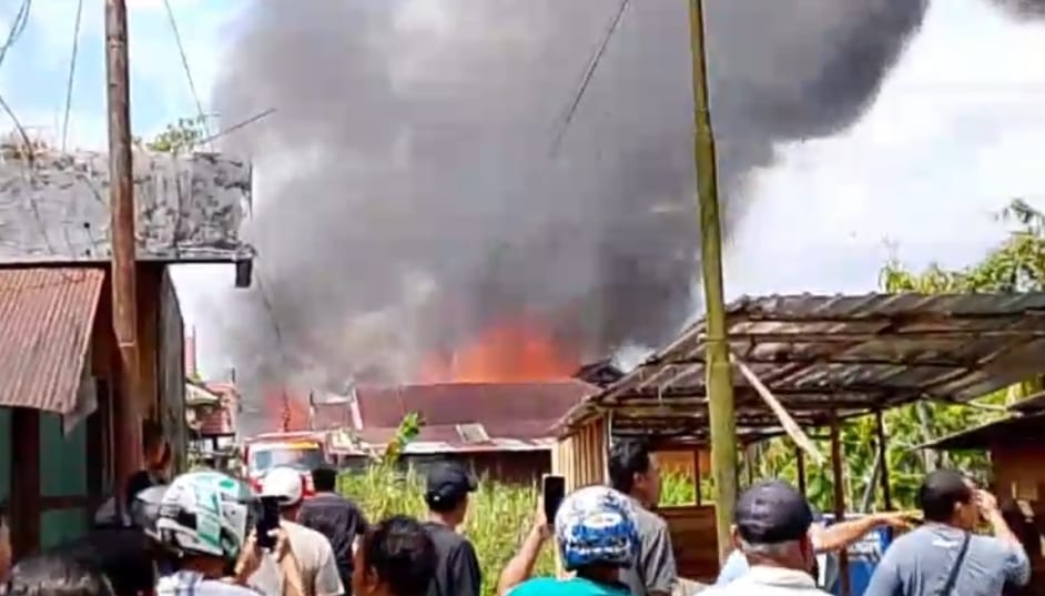 Api Mengamuk di Pemukiman Gang Kaling Kasa: 9 Rumah Habis Terbakar, 2 Motor Ikut Hangus