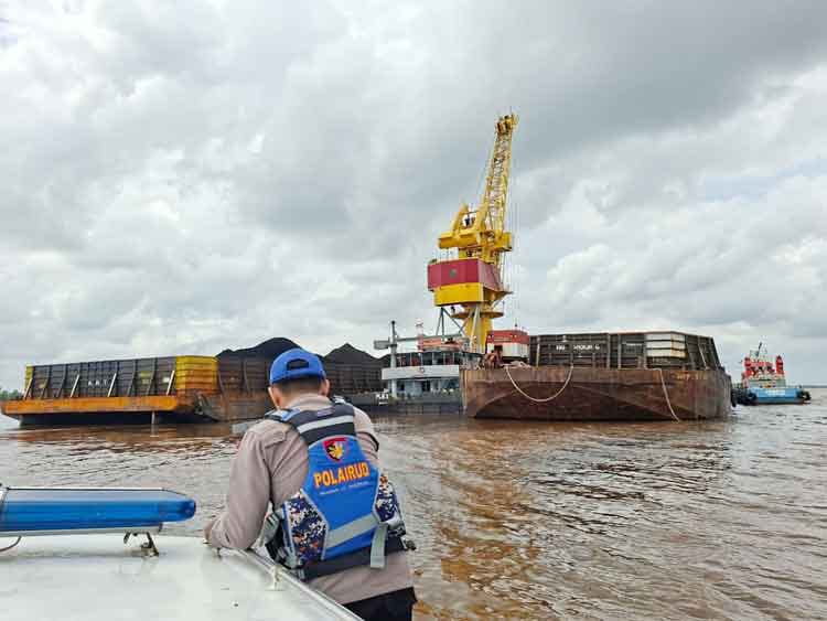 Lambung Kapal Diduga Bocor, Tongkang Pengangkut Batu Bara Nyaris Tenggelam di Sungai Mentaya