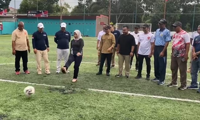 Tendangan Pertama Ketua KONI Kobar Buka Turnamen Mini Soccer PWI Cup U-40, Satukan Semangat Menuju Porprov XIII