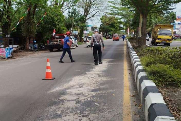 Tumpahan Solar Sepanjang 150 M di Jalan Jendral Sudirman Sebabkan Sejumlah Pengendara Motor Terjatuh