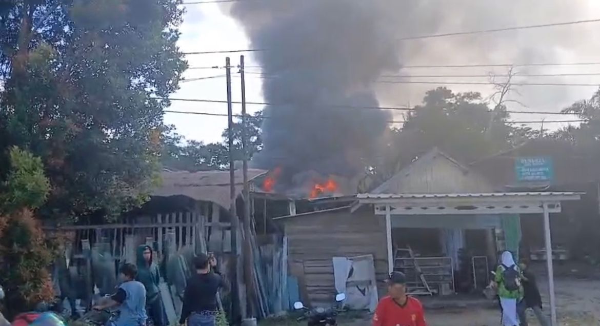 Meubel di Sampit Dilalap Api di Bawah Panasnya Terik Matahari