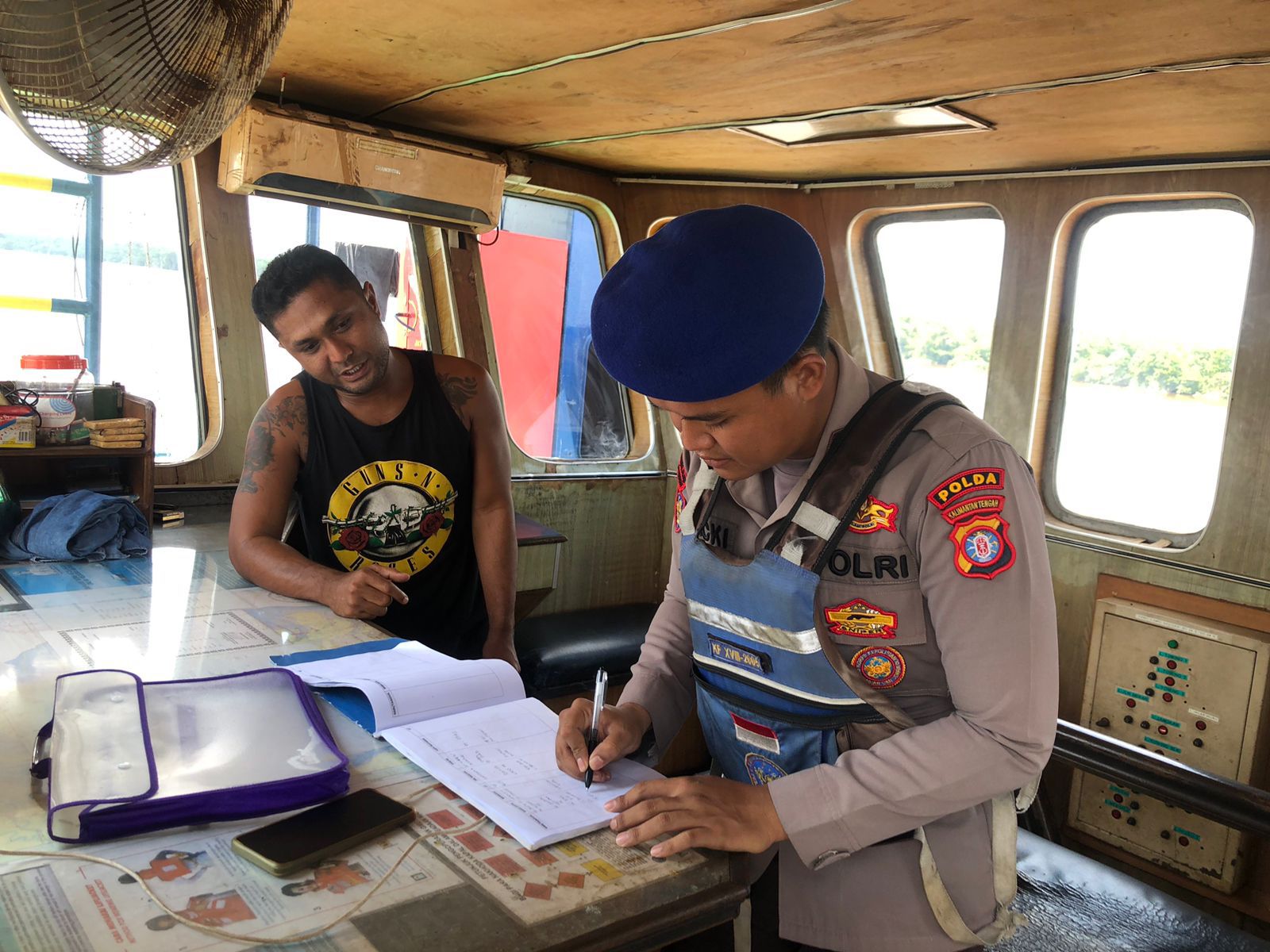 Patroli Rutin di Sungai Mentaya, Ditpolairud Polda Kalteng Periksa Surat Berlayar Kapal