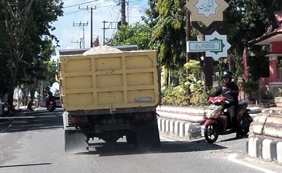Truk Pasir Tanpa Penutup Ngebut di Jalan Ramai, Pasir Terbang Kenai Wajah Anak Sekolah