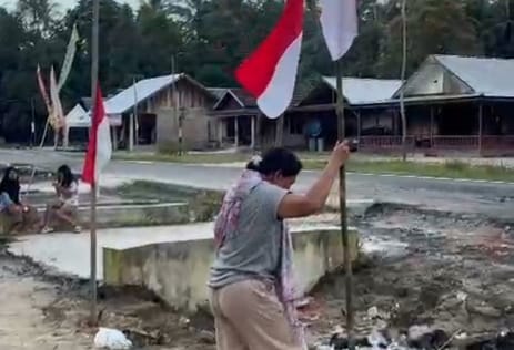 Warga Tempayung Kibarkan Bendera Setengah Tiang, Tanda Solidaritas untuk Sang Kades