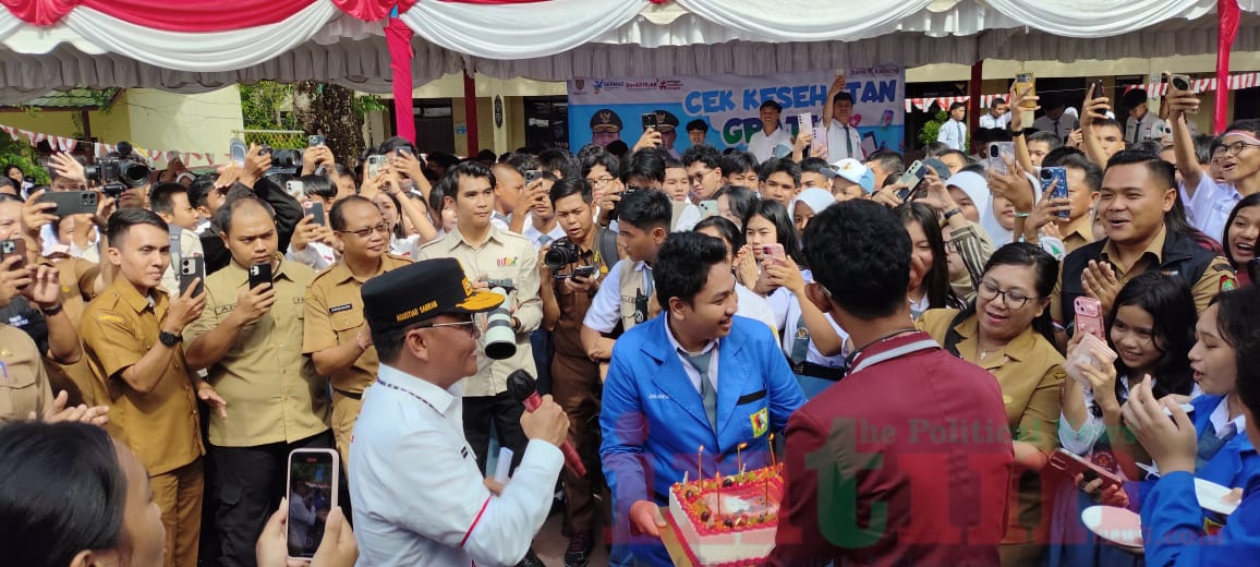 Siswa SMAN 2 Palangka Raya Beri Kejutan Ulang Tahun ke-53 untuk Gubernur Kalteng
